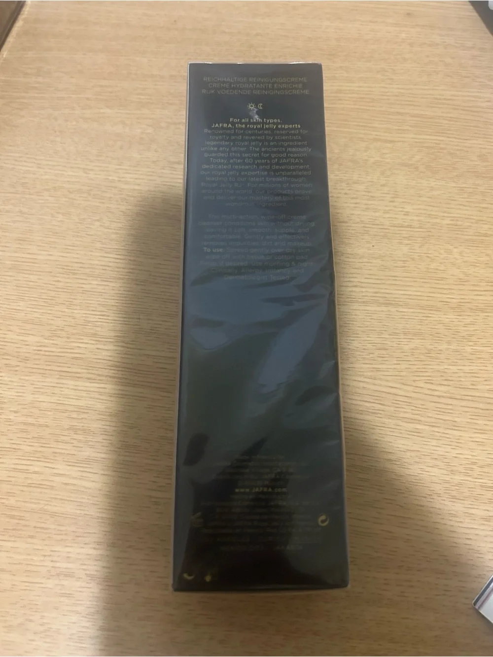 JAFRA Royal Defy Rich Crème Cleanser - Black & Gold